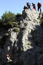 Ein abgest&uuml;rzter Bergsteiger fordert die Bergwacht.