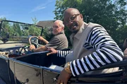 Auf Entschleunigungstour in Ahausen: Yared Dibaba mit Oldtimer-Fan Heiko Intemann.
