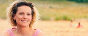 Claire Jarjeau (Veerle Baetens) beobachtet ihre Familie wie sie im Meer zusammen spielen.
