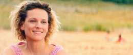 Claire Jarjeau (Veerle Baetens) beobachtet ihre Familie wie sie im Meer zusammen spielen.