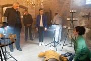 Rechtsmedizinerin Dimos (Anastasia Papadopoulou, r.) best&auml;tigt den Kommissaren Stadler (Dieter Fischer, l.) und Beck (Michaela Weingartner, M.) sowie Polizeihauptmeister Mohr (Max M&uuml;ller, 2.v.l.), dass das Opfer erschlagen wurde. (2.v.r.: Spurensicherer: Alexander Vitzthum, Opfer: Komparse)