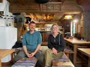 Almwirtsleute Stefan und Christina Rindler von der Almh&uuml;tte &bdquo;Alm hinterm Brunn&ldquo;.