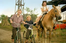 Emma (Zoe Charlotte Mannhardt), Leo (Karl Alexander Seidel) und sein Bruder Max (Konstantin Kaucher, li.) freuen sich: Der Streich, den sie gespielt haben, ist gegl&uuml;ckt - das Pferd Mississippi bleibt bei Emma.