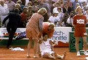Mitten im Spiel und vor den Augen der &Ouml;ffentlichkeit wird Tennisstar Monica Seles am 30. April 1993 in Hamburg von einem Attent&auml;ter niedergestochen.