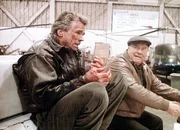 Beim Fluchtversuch verletzte sich MacGyver (Richard Dean Anderson, l.) die H&auml;nde und Thornton (Dana Elcar, r.) die Augen.