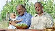 "Der Winzerkönig", "Gute Zusammenarbeit." Thomas und Jakob Ressler bekommen heraus, dass sich Bürgermeister Georg Plattner am Wellnessprojekt rund um Schloss Bergham persönlich bereichern wollte. Thomas rät daraufhin Schlossbesitzer Andreas Koblenz sein Anwesen nicht der Stadtgemeinde Rust zu verkaufen. Das erfährt Georg in der Rehaklinik. Als er auch noch erfahren muss, dass Paul und Thomas in seinem Weingut aushelfen, plant er sein baldiges Comeback. Privat gerät Thomas zunehmend unter Druck, denn nach ihrer Scheidung bietet Thomas Johanna an, noch im Gasthaus Stickler zu bleiben. Claudia reagiert eifersüchtig, da sie gehofft hat endlich mit Thomas alleine zu sein. Im Bild (v.li.): Karl Fischer (David Legedy), Harald Krassnitzer (Thomas Stickler). "Der Winzerkönig", "Gute Zusammenarbeit." Thomas und Jakob Ressler bekommen heraus, dass sich Bürgermeister Georg Plattner am Wellnessprojekt rund um Schloss Bergham persönlich bereichern wollte. Thomas rät daraufhin Schlossbesitzer Andreas Koblenz sein Anwesen nicht der Stadtgemeinde Rust zu verkaufen. Das erfährt Georg in der Rehaklinik. Als er auch noch erfahren muss, dass Paul und Thomas in seinem Weingut aushelfen, plant er sein baldiges Comeback. Privat gerät Thomas zunehmend unter Druck, denn nach ihrer Scheidung bietet Thomas Johanna an, noch im Gasthaus Stickler zu bleiben. Claudia reagiert eifersüchtig, da sie gehofft hat endlich mit Thomas alleine zu sein. Im Bild (v.li.): Karl Fischer (David Legedy), Harald Krassnitzer (Thomas Stickler).
