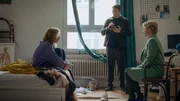 Der Schock sitzt tief: Die Kriminalkommissare Martina Seiffert (Astrid M. F&uuml;nderich, r.) und Rico Sander (Benjamin Strecker) befragen Fiona Kimmerle (Dana Herfurth, l.), die vorgibt, ihre WG-Mitbewohnerin tot aufgefunden zu haben. Als sich jedoch herausstellt, dass das Opfer Fionas Oma mit Enkeltrick-Betr&uuml;gereien um eine gro&szlig;e Geldsumme gebracht hat, ger&auml;t die junge Frau unter dringenden Tatverdacht.
