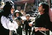 Captain Hook (Dustin Hoffman, l.), Peter Pan (Robin Williams, r.)