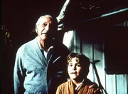 Fasziniert sehen sich Gro&szlig;vater Harvey (Harold J. Stone, l.) und sein Enkel Adam (Jerry Supiran, r.) die Sterne an ...