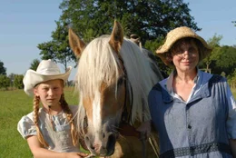 Emma (Zoe Mannhardt), Pferd Mississippi und Gro&szlig;mutter Dolly (Katharina Thalbach)