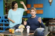 Yasemin (Sanam Afrashteh) gibt Fritz (Guido Hammesfahr) Gesangsunterricht.