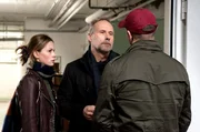 Emily Fisher (Emilia Bernsdorf), Paul Brix (Wolfram Koch) und ein Verdächtiger (Statist). Emily Fisher (Emilia Bernsdorf), Paul Brix (Wolfram Koch) und ein Verdächtiger (Statist).