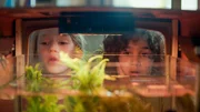 Aus ihrem Versteck beobachten Sa&iuml;d und Anna den Hamster.