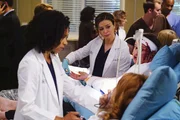 Amelia (Caterina Scorsone, hinten l.) und Maggie (Kelly McCreary, vorne l.) k&uuml;mmern sich um die Geschwister Julian (Paul McKinney, hinten r.) und Morgan Fisher (Vicki Davis, vorne r.), die auf der Beerdigung ihres Vaters in einen Unfall verwickelt wurden ...