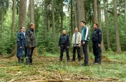 Wie ist Amir Khalil gestorben? Lars (Ingo Naujoks, l.) und Finn (Sven Martinek, 2.v.l.) konfrontieren Amirs Kollegen Florian Memling (Andreas Warmbrunn, 2.v.r.) und Manuel Pull (Ivo Kortlang, 3.v.r.) am Tatort.