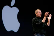 SÜDWESTRUNDFUNK Steves Erbe - Wie Apple die Welt verändert hat Die Visionen von Apple-Gründer Steve Jobs haben unsere tägliche Kommunikation und damit unser Lebensgefühl völlig verändert – vor allem durch das iPhone. SÜDWESTRUNDFUNK Steves Erbe - Wie Apple die Welt verändert hat Die Visionen von Apple-Gründer Steve Jobs haben unsere tägliche Kommunikation und damit unser Lebensgefühl völlig verändert – vor allem durch das iPhone.