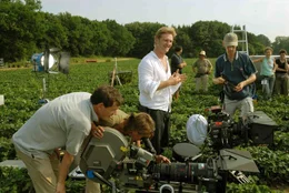 Arbeitsfoto mit Regisseur Detlev Buck im Erdbeerfeld