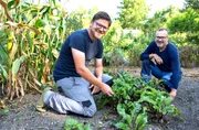 Die vierte Gartenparty steigt in Rheinhessen. Markus Gai&szlig;ls Herz schl&auml;gt f&uuml;r gro&szlig;e naturnahe Staudenpflanzungen, in die man komplett eintauchen kann. In Wallertheim hat der Gef&auml;ngnispsychologe mit seinem Mann Mark (l) eine ehemalige Weihnachtsbaumplantage in einen vielf&auml;ltigen Landhausgarten verwandelt, der auch zur Selbstversorgung mit Obst, Gem&uuml;se und Gefl&uuml;gel dient.