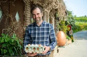 Der 40-j&auml;hrige Nikolas Weber ist kein Biobauer, aber er zeigt ganz transparent, wie die Tiere gehalten werden: Kund:innen und Besucher:innen k&ouml;nnen alles besichtigen. Ihm ist es wichtig, dass Menschen lernen, wo ihre Lebensmittel herkommen.