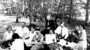 Adolf Hitler (5.v.l.) bei einem Picknick auf der Fahrt nach Bayreuth, ca. 1930. Mit auf dem Foto (v.l.) Henriette Hoffmann (Tochter des Fotografen, Heinrich Hoffmann), Wilhelm Br&uuml;ckner, Ilse M&uuml;ller (Tochter des Druckereibesitzers, Adolf M&uuml;ller), Hitlers Nichte Angela (Geli) Raubal (mit dem R&uuml;cken zur Kamera)