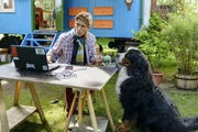 Fritz (Guido Hammesfahr) erforscht einen Stimmverzerrer. Wie k&ouml;nnte Keks Hundestimme noch klingen?
