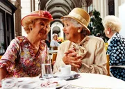 Im Wiener Nobelbezirk verschwinden spurlos allein stehende &auml;ltere Damen. Auch Johanna Gebauer (Gusti Wolf, l.) und ihre Freundin Valerie Bernhard (Jane Tilden, r.) sind reiche Witwen in Gefahr!