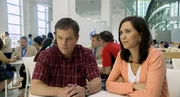 Paul Safranek (Matt Damon), Audrey Safranek (Kristen Wiig).