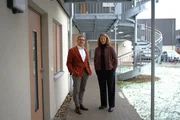 Pflegedirektorin Yvonne Dintelmann und Geschäftsführer der GGH Peter Bresinski vor neuen Apartements für Mitarbeiter. Pflegedirektorin Yvonne Dintelmann und Geschäftsführer der GGH Peter Bresinski vor neuen Apartements für Mitarbeiter.