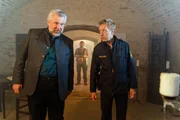 Polizeihauptmeister Mohr (Max M&uuml;ller, r.) informiert Kommissar Stadler (Dieter Fischer, l.) im Beisein des G&auml;rtners Max Treidl (Stefan Voglhuber, M.) &uuml;ber die m&ouml;gliche Todesursache.