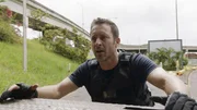 Steve (Alex O'Loughlin) riskiert sein Leben, um junge M&auml;dchen aus einem Menschenh&auml;ndlerring zu befreien, dem er und sein Team schon seit fast einem Jahr auf der Spur sind ....
