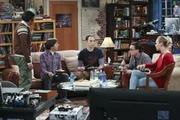 L-R: Rajesh Koothrappali (Kunal Nayyar), Howard Wolowitz (Simon Helberg), Sheldon Cooper (Jim Parsons), Leonard Hofstadter (Johnny Galecki), Penny (Kaley Cuoco).
