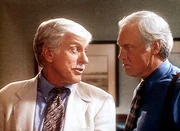 Mark (Dick Van Dyke, l.) wirft Dr. Nathan Harding (Ronny Cox, r.) vor, Troy Sommers ermordet zu haben.
