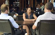 Nachdem Steve (Alex O'Loughlin, l.) und seinem Team der Pyromane Duclair immer wieder entwischt, bitten sie Tani Rey (Meaghan Rath, M.) um Hilfe - kann das Team sie daf&uuml;r gewinnen?