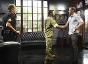 Nachdem der Navy-SEAL Soldat Junior Reigns (Beulah Koale, M.) einfach nicht lockerl&auml;sst, macht Steve McGarrett (Alex O'Loughlin, r.) ihm mit Duke Lukela (Dennis Chun, l.) vom Honolulu Police Department bekannt. Junior soll erst eine Polizistenausbildung absolvieren, bevor er ein Team Mitglied der Hawaii Five-0 werden kann ...
