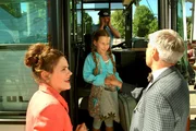 Die Eltern Alicia (Fritzi Haberlandt, l.) und Tom (Helmut Mooshammer, r.) schicken ihre Tochter Emma (Zo&euml; Charlotte Mannhardt) zur Oma aufs Land. Endlich Sommerferien!