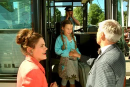 Die Eltern Alicia (Fritzi Haberlandt, l.) und Tom (Helmut Mooshammer, r.) schicken ihre Tochter Emma (Zo&euml; Charlotte Mannhardt) zur Oma aufs Land. Endlich Sommerferien!