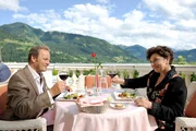Lisbeth (Monika Baumgartner, r.) und der Restaurantkritiker Klaus Hellmann (Till Demtroder, l.).