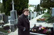Berti Ottensamer (Daniel Christensen) besucht das Grab seines Vaters.