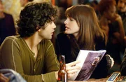 L-R: Nate (Adrian Grenier), Andy Sachs (Anne Hathaway).