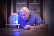 Jedes bioluminiszente Lebewesen produziert sein Licht, indem es zwei chemische Komponenten - Luciferin und Luciferase - vermischt. Diesen Prozess demonstriert Sir David Attenborough im Labor.