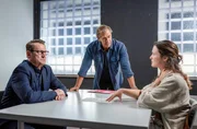 Lars Englen (Ingo Naujoks, l.) und Finn Kiesewetter (Sven Martinek, M.) wollen von Laura Dormagen (Isabella Krieger, r.) wissen, ob ihr Plan, gemeinsam mit Kai Schmidt im Haus ihres Ehemannes eine Heilpraxis zu er&ouml;ffnen, Kai das Leben gekostet haben kann.