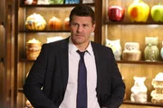 Booth (David Boreanaz) findet heraus, dass es sich bei dem Opfer um eine leidenschaftliche Sammlerin von seltenen Keksdosen handelt, deren Sammlung große Begierde bei Gleichgesinnten weckt. Booth (David Boreanaz) findet heraus, dass es sich bei dem Opfer um eine leidenschaftliche Sammlerin von seltenen Keksdosen handelt, deren Sammlung große Begierde bei Gleichgesinnten weckt.