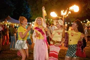 Eigentlich will Ivy (Palina Rojinski, l.) nur einen ausgelassenen Abend mit ihren Freundinnen Emma (Alli Neumann, 2.v.l.), Freddie (Sarah Thonig, 2.v.r.) und Karla (Fereba Kone, r.) verbringen, als das Schicksal anklopft.
