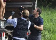 Steve (Alex O'Loughlin, r.) und Danny (Scott Caan, l.) retten junge M&auml;dchen aus den F&auml;ngen eines Menschenh&auml;ndlerrings. Doch k&ouml;nnen sie die Verantwortlichen daf&uuml;r auch fassen?