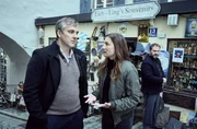 Jochen Mohn (Stefan Rudolf, links) spricht mit Frederike Bader (Marie Leuenberger) vor dem Souvenirshop von Herrn Ling (Stefan Betz).