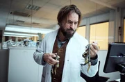 Berti Ottensamer (Daniel Christensen) ist in Dr. Achilles Ioannidis Labor und tauscht die Charivaris aus.