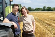 Start-up-Gr&uuml;nderin und Landwirtin Victoria G&ouml;rlich (r) mit ihrem Mann Marek und den Kindern; das Ehepaar hat ein Hafer-Start-up gegr&uuml;ndet. Marek k&uuml;mmert sich um die Landwirtschaft, Victoria um Weiterverarbeitung und Vermarktung.