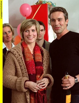 Irina (Valerie Niehaus) und Reinhard (Gedeon Burkhard) sind ein trautes Paar - doch der Rost sitzt unter dem Lack.
