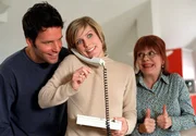 Irina (Valerie Niehaus, Mitte) und ihre beiden Freunde, Jassna (Billie Z&ouml;ckler) und Frank (Tim Bergmann), haben allen Grund zur Freude: Am Telefon meldet sich der erste Kunde f&uuml;r das Haushaltsmanagement.