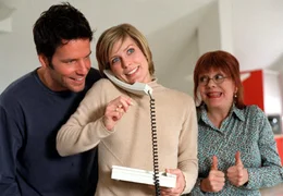 Irina (Valerie Niehaus, Mitte) und ihre beiden Freunde, Jassna (Billie Z&ouml;ckler) und Frank (Tim Bergmann), haben allen Grund zur Freude: Am Telefon meldet sich der erste Kunde f&uuml;r das Haushaltsmanagement.